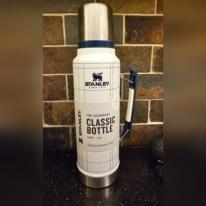 Stanley Hearth & Hand Limited Edition color Classic Bottle.Brand new never used